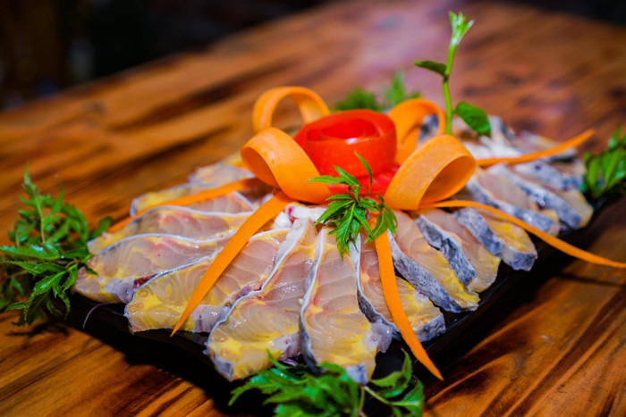 Mùa thu Sa Pa cũng là mùa của cá hồi, cá tầm tươi rói, thắng cố thơm lừng, gà đen nướng mật ong và rượu táo mèo ấm nồng. Ảnh: Internet