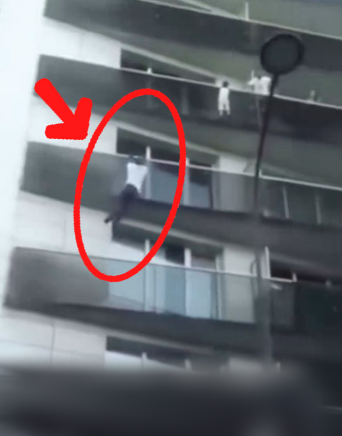 Nam thanh niên 'người nhện' gây sốt khi tay không leo tường cứu bé trai Ảnh 1