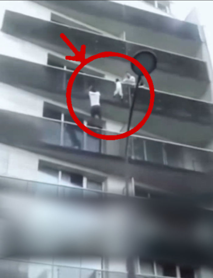 Nam thanh niên 'người nhện' gây sốt khi tay không leo tường cứu bé trai Ảnh 2