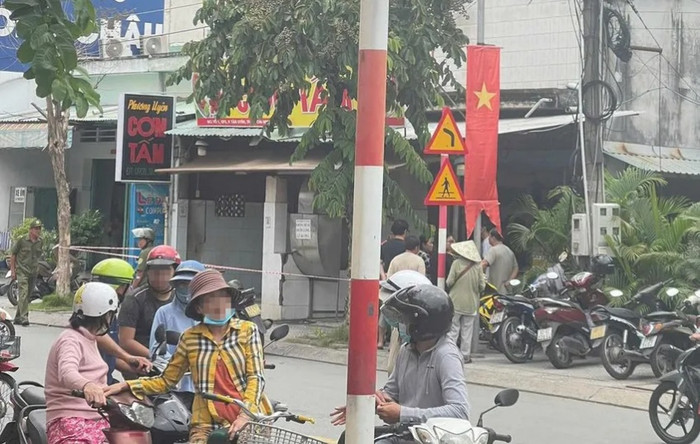 Người dân gần hiện trường xôn xao về vụ việc. Ảnh: PLO