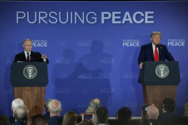 Tổng thống Putin và Tổng thống Trump tại buổi họp báo. Ảnh: REUTERS 