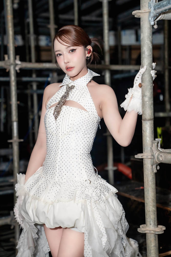 Bích Phương đã cho thấy sự ấm áp của một người đàn chị dành cho các nghệ sĩ trẻ. (Ảnh: FBNV)