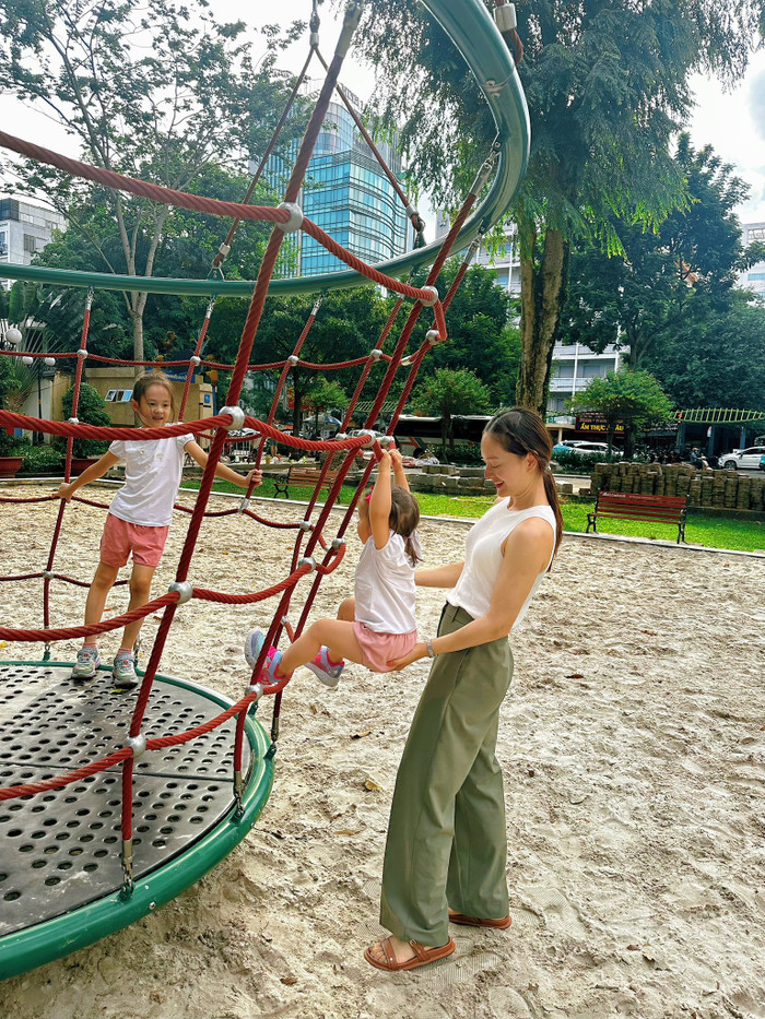 Diễn viên Lan Phương hạnh phúc vui đùa cùng hai con. Ảnh: FBNV