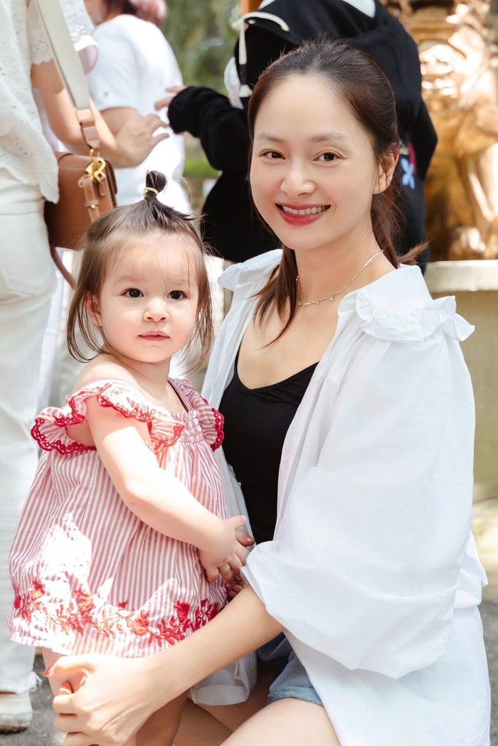 Diễn viên Lan Phương rạng rỡ bên con gái thứ hai. Ảnh: FBNV