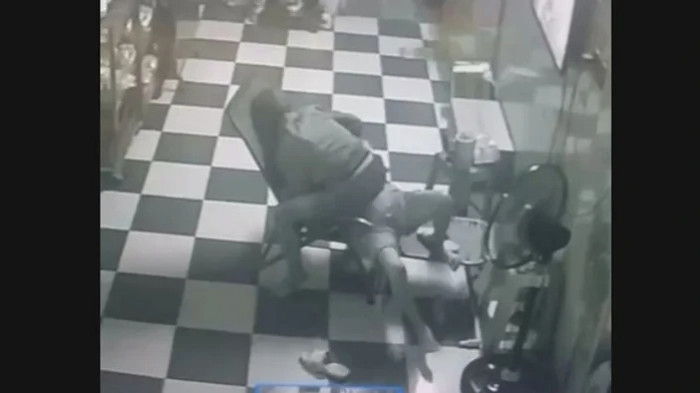 Camera an ninh ghi lại cảnh cụ bà bị sát hại. 