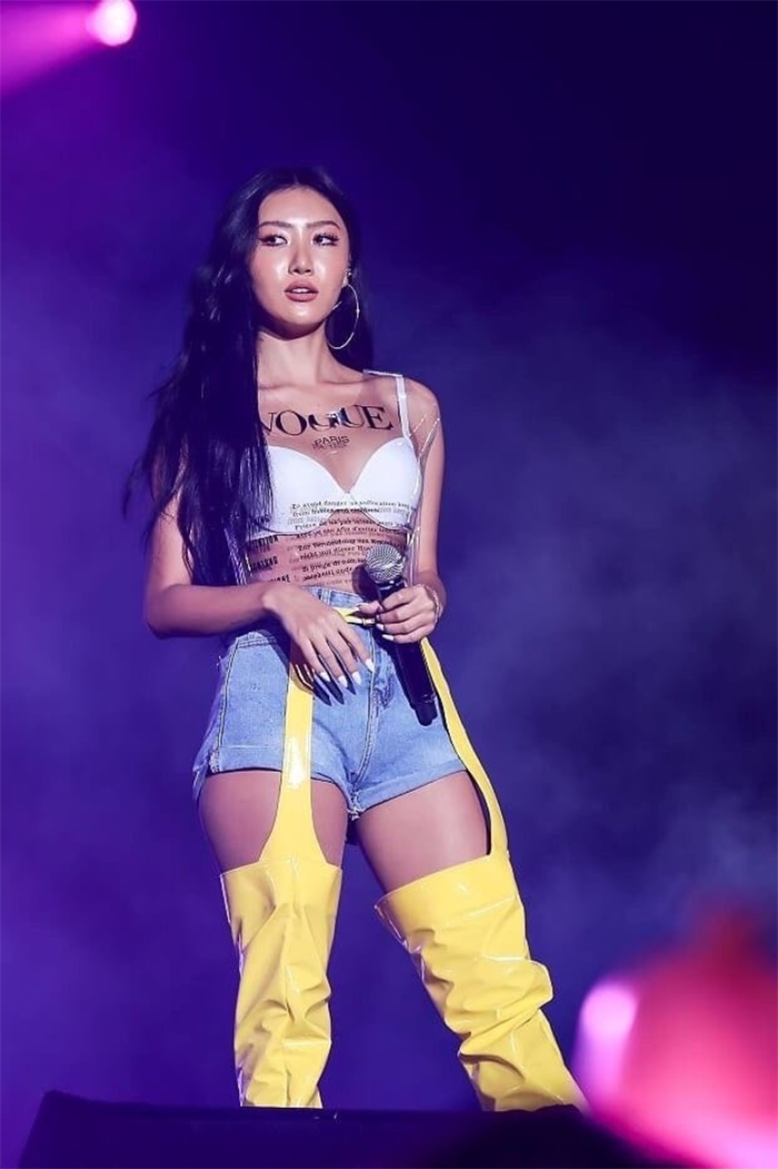 Hwasa từng diện cả áo và giày trong suốt lên sân khấu, nhận nhiều chỉ trích khi để lộ nội y bên trong. (Ảnh: Allkpop)