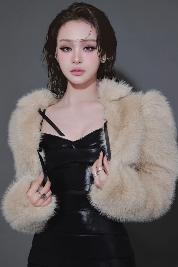 Nữ ca sĩ vẫn kiên trì theo đuổi đam mê âm nhạc sau ồn ào. Ảnh: FBNV
