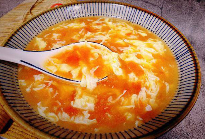 Canh cà chua trứng là món ăn quen thuộc của nhiều người vì dễ nấu lại ngon miệng. (Ảnh minh họa từ VietNamNet)