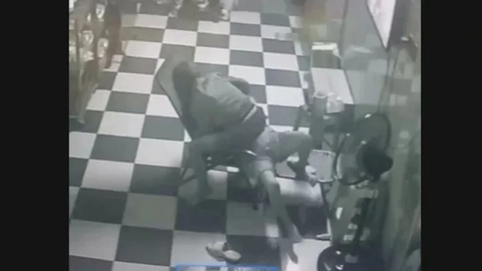 Camera an ninh ghi lại cảnh cụ bà bị sát hại. 