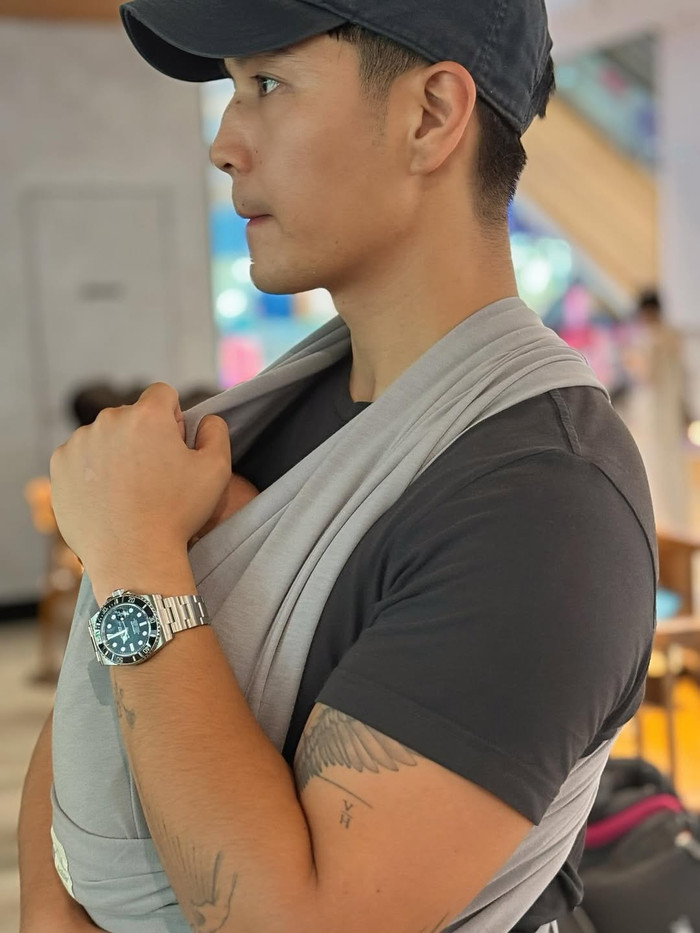 Chồng Ngô Thanh Vân chu đáo địu con nhỏ khi đi ra ngoài. Ảnh: IGNV
