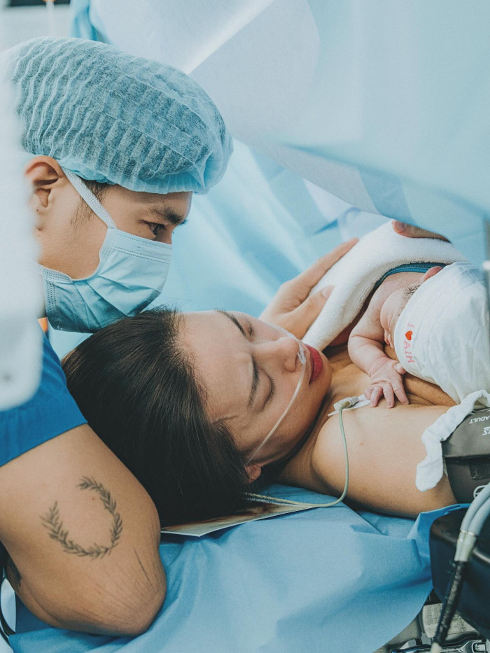Khoảnh khắc Ngô Thanh Vân đón con gái ở phòng sinh. Ảnh: FBNV