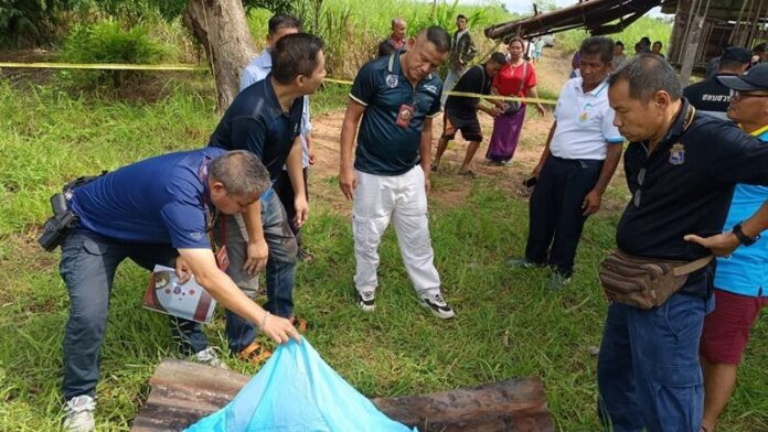 Ngửi thấy mùi khét khi đi chặt mía, người dân ngã quỵ trước cảnh tượng trong lò than Ảnh 2