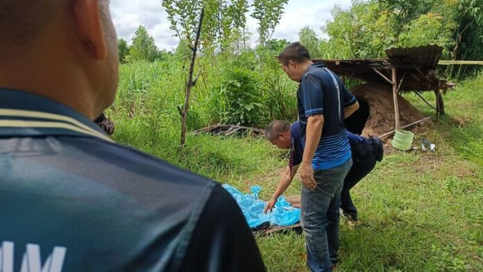 Ngửi thấy mùi khét khi đi chặt mía, người dân ngã quỵ trước cảnh tượng trong lò than Ảnh 1