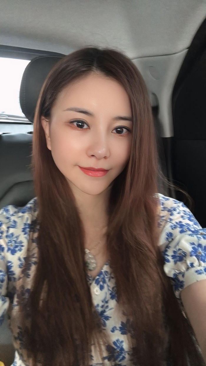 Diễn viên Kim Oanh chụp ảnh cận mặt khi đã can thiệp 'dao kéo' trên khuôn mặt. Ảnh: FBNV