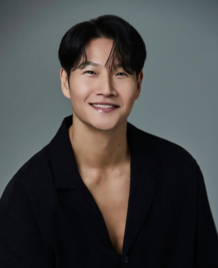Kim Jong Kook luôn giữ kín chuyện tình cảm, khiến công chúng bất ngờ khi thông báo kết hôn. Ảnh: Naver