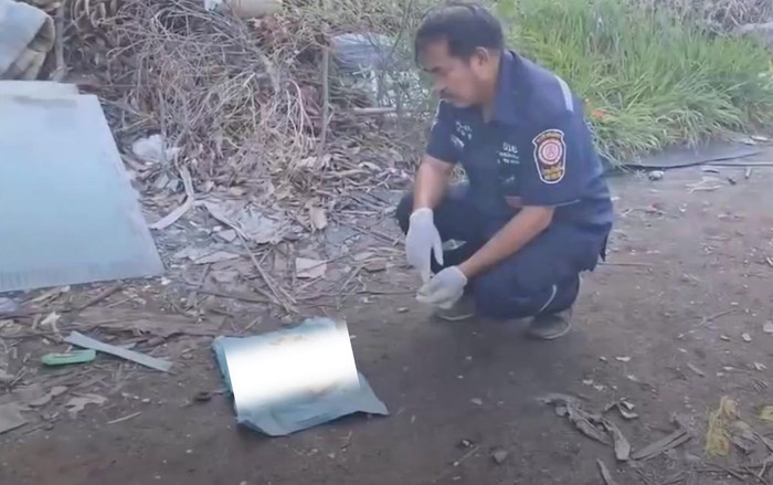 Đi bắt cá thì phát hiện túi nilon lạ tại bãi rác, người đàn ông 'rụng rời tay chân' khi mở ra xem Ảnh 3