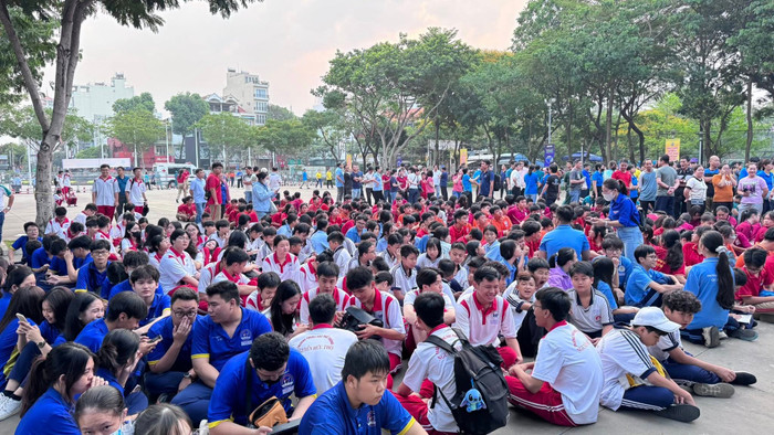 Trường THPT Nguyễn Hữu Thọ lùi giờ vào học cả sáng và chiều để thuận tiện hơn cho phụ huynh đón con và giảm áp lực kẹt xe. (Ảnh: Đoàn Trường THPT Nguyễn Hữu Thọ page)