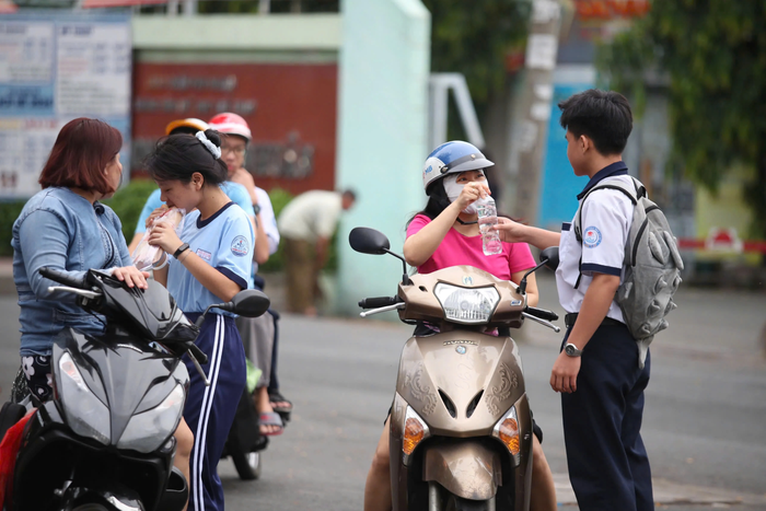 Nhiều trường đã lùi giờ vào học từ 15 - 30 phút. (Ảnh: Báo Thanh Niên)
