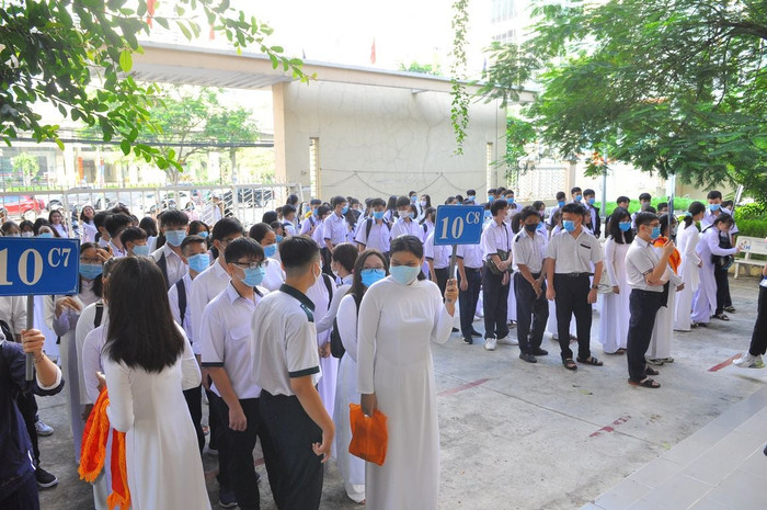 Thầy hiệu trưởng Trường THPT Thanh Đa cũng cân nhắc lùi giờ học để đảm bảo việc ra về không quá trễ. (Ảnh: Trường THPT Thanh Đa page)