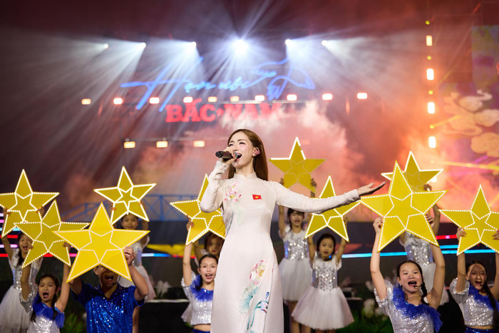 Hòa Minzy hát sáng tác của Nguyễn Văn Chung: 'Lần nào nghe cũng khóc' Ảnh 2