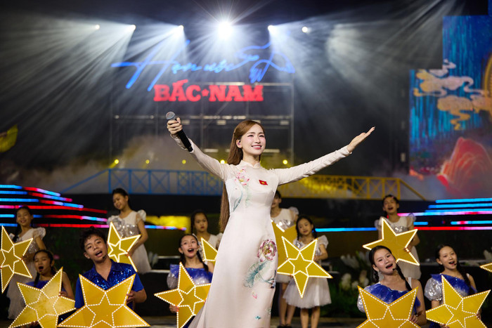 Hòa Minzy hát sáng tác của Nguyễn Văn Chung: 'Lần nào nghe cũng khóc' Ảnh 8