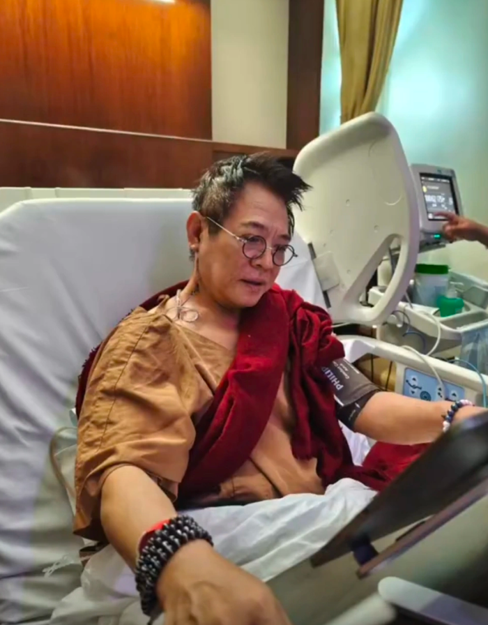 Bác sĩ luôn túc trực, để ý đến tình trạng sức khoẻ của Lý Liên Kiệt. Ảnh chụp màn hình