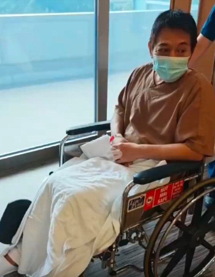 Sao nam võ thuật Lý Liên Kiệt ngồi xe lăn trước khi vào phòng phẫu thuật. Ảnh chụp màn hình