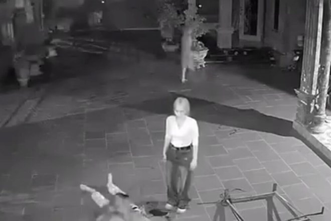Camera an ninh ghi lại Lai Hạ thờ ơ khi thấy chồng gục xuống sân.