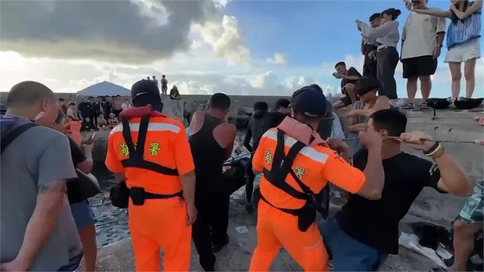 Du khách lái xe máy rơi xuống biển, người dân xung quanh hoảng hốt Ảnh 3