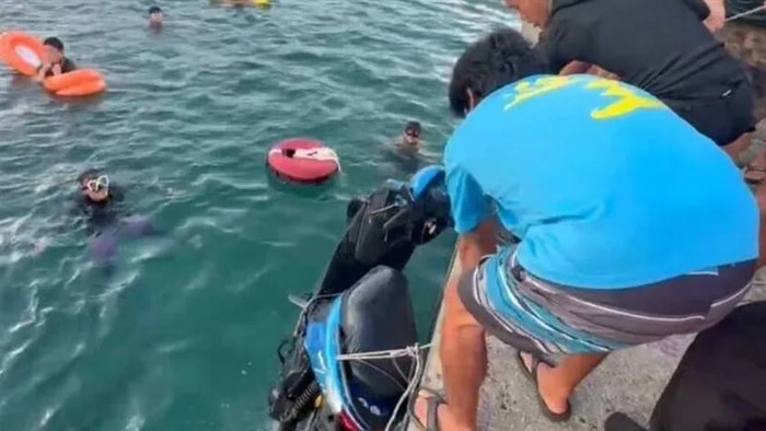 Du khách lái xe máy rơi xuống biển, người dân xung quanh hoảng hốt Ảnh 1