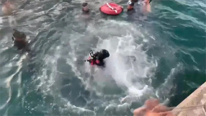 Du khách lái xe máy rơi xuống biển, người dân xung quanh hoảng hốt Ảnh 2