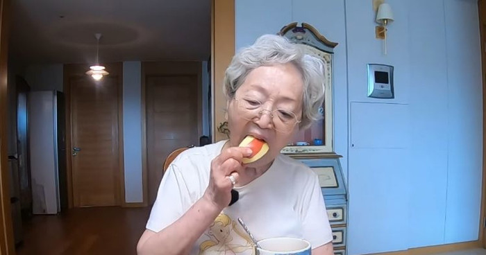 Nữ diễn viên chia sẻ công khai về thực đơn bữa sáng giúp bà duy trì sức khỏe và sự minh mẫn ở tuổi xế chiều. (Ảnh chụp màn hình)