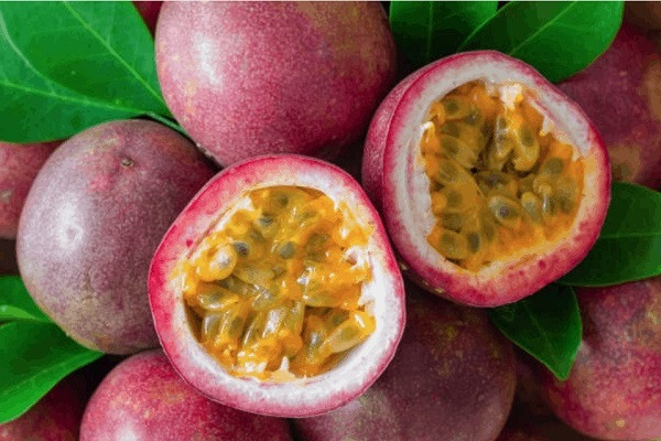 Chanh leo tím của Việt Nam đang được ưa chuộng mạnh nhờ hương vị khác biệt so với giống chanh leo vàng Nam Mỹ. (Ảnh minh họa từ freepik)