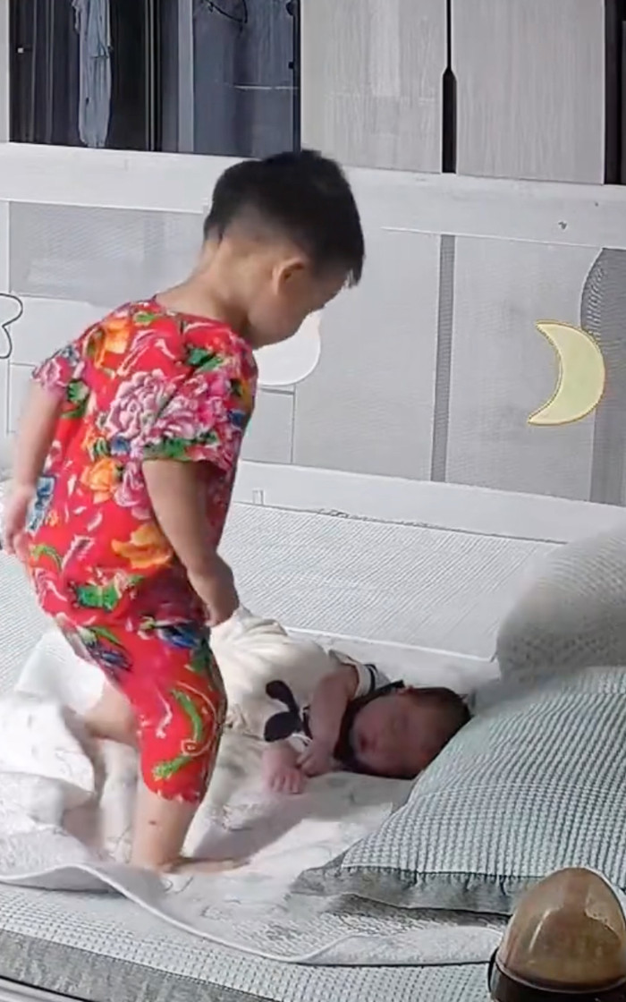 Anh trai 4 tuổi chăm em bé, mẹ xem camera mà 'thót tim' Ảnh 2