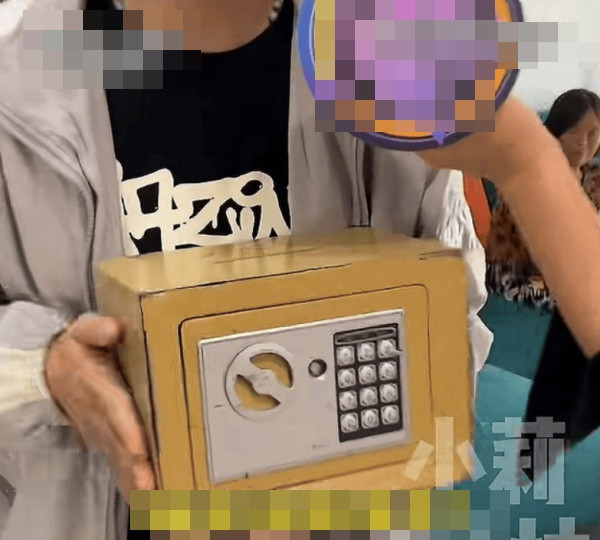 Bé gái 9 tuổi trộm két sắt khi qua nhà bạn chơi, lấy tiền mua đồ ăn vặt Ảnh 1