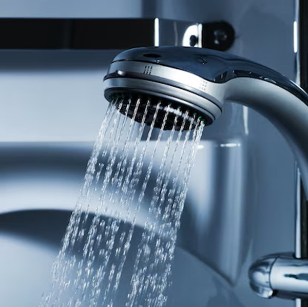 Hạn chế tắm khi vừa ăn no hoặc tắm ngay khi vừa ngủ dậy để tránh gây ảnh hưởng sức khỏe. (Ảnh minh họa từ freepik)