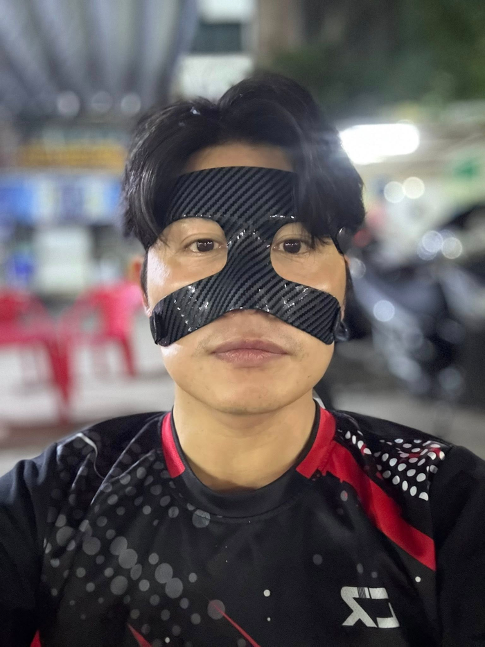 Hình ảnh Nguyễn Văn Chung đeo mặt nạ khiến dân tình 'không nhịn được cười'. (Ảnh: FBNV)
