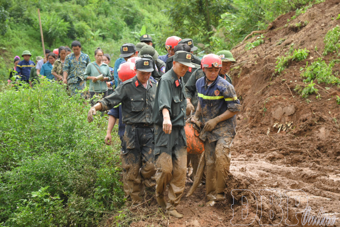 Thi thể 2 em nhỏ được đưa ra khỏi hiện trường.