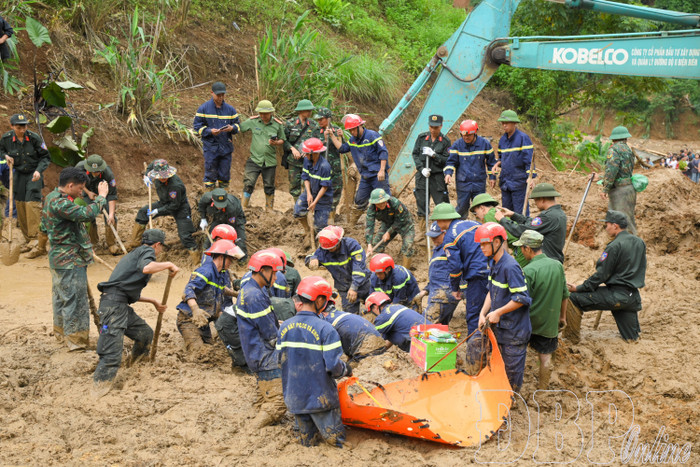 Thi thể 2 nạn nhân bị vùi lấp phía trên nền nhà bị lũ làm sập. Ảnh: Điện Biên TV