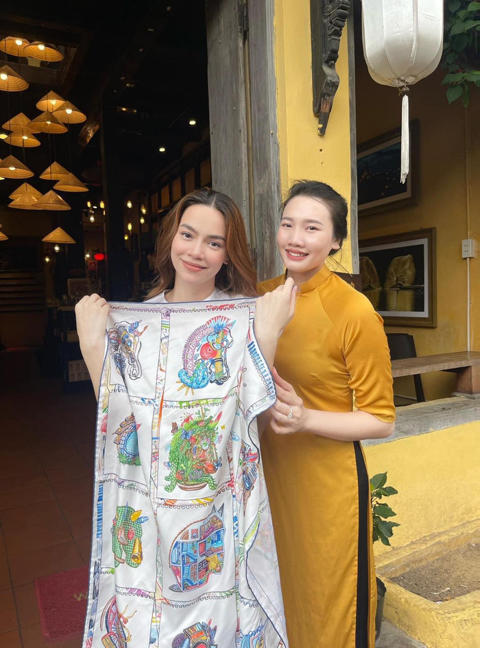 Hà Hồ khoe nhan sắc xinh đẹp qua những tấm hình chụp vội cùng fan. (Ảnh: FBNV)