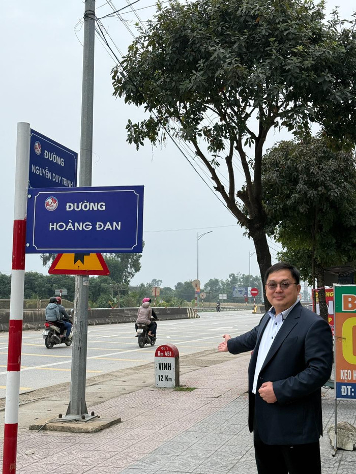 Ông Hoàng Nam Tiến chụp ảnh lưu niệm tại con đường mang tên cha mình. Ảnh: FBNV