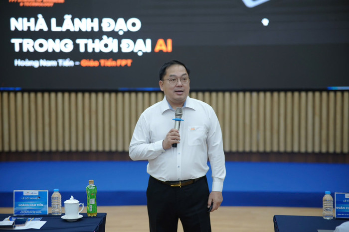 Ông Hoàng Nam Tiến trong một buổi diễn thuyết. Ảnh: FBNV