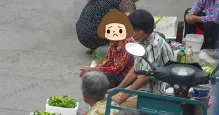 Một bà lão dựng quầy hàng mỗi ngày nhưng không đến đúng giờ, nên một cảnh sát tốt bụng đã cứu bà. (Ảnh: China Daily) 