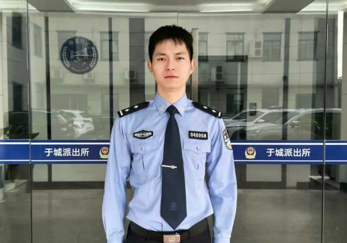 Một bà lão dựng quầy hàng mỗi ngày nhưng không đến đúng giờ, nên một cảnh sát tốt bụng đã cứu bà. (Ảnh: China Daily)