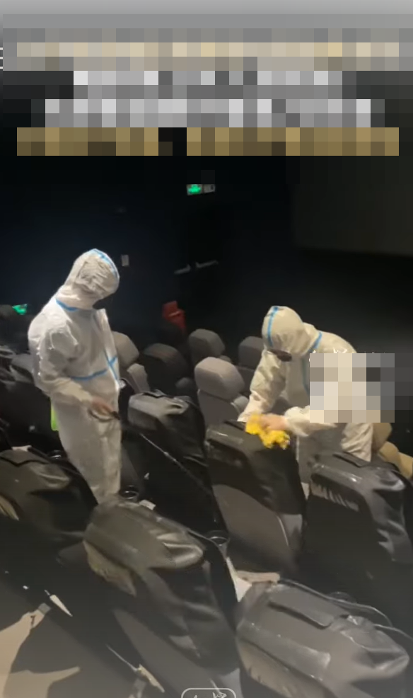 Vừa ngồi xuống ghế rạp phim, cô gái kinh hãi khi phát hiện sinh vật 'bò lổm ngổm' Ảnh 3