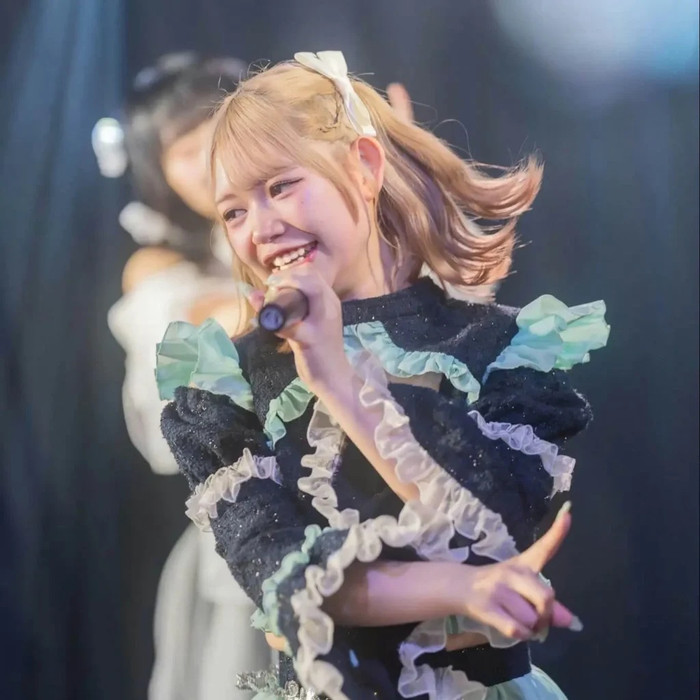 Nữ ca sĩ bị phát hiện từng đóng phim người lớn, lập tức rời khỏi showbiz Ảnh 1