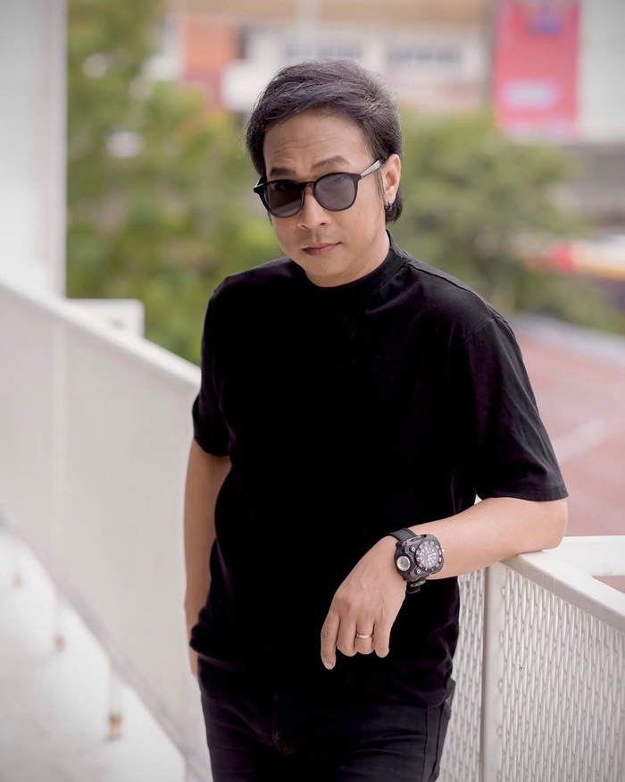 Nam ca sĩ chưa thể ngồi dậy hay di chuyển nhanh, tay phải chưa hoàn toàn cử động được. (Ảnh IGNV)