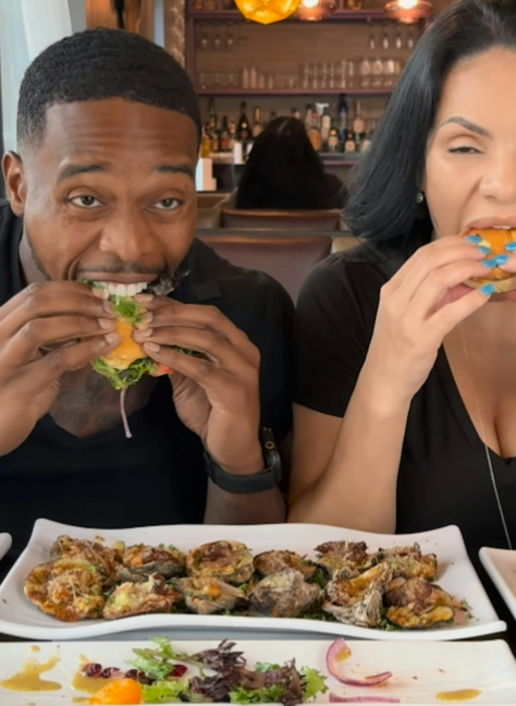 Đang review đồ ăn tại nhà hàng, cô gái bị xe tông thẳng vào chỗ ngồi khiến nhiều người kinh hoàng Ảnh 2