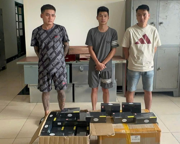 3 đối tượng cùng tang vật vụ án. Ảnh: Công an TP Hà Nội