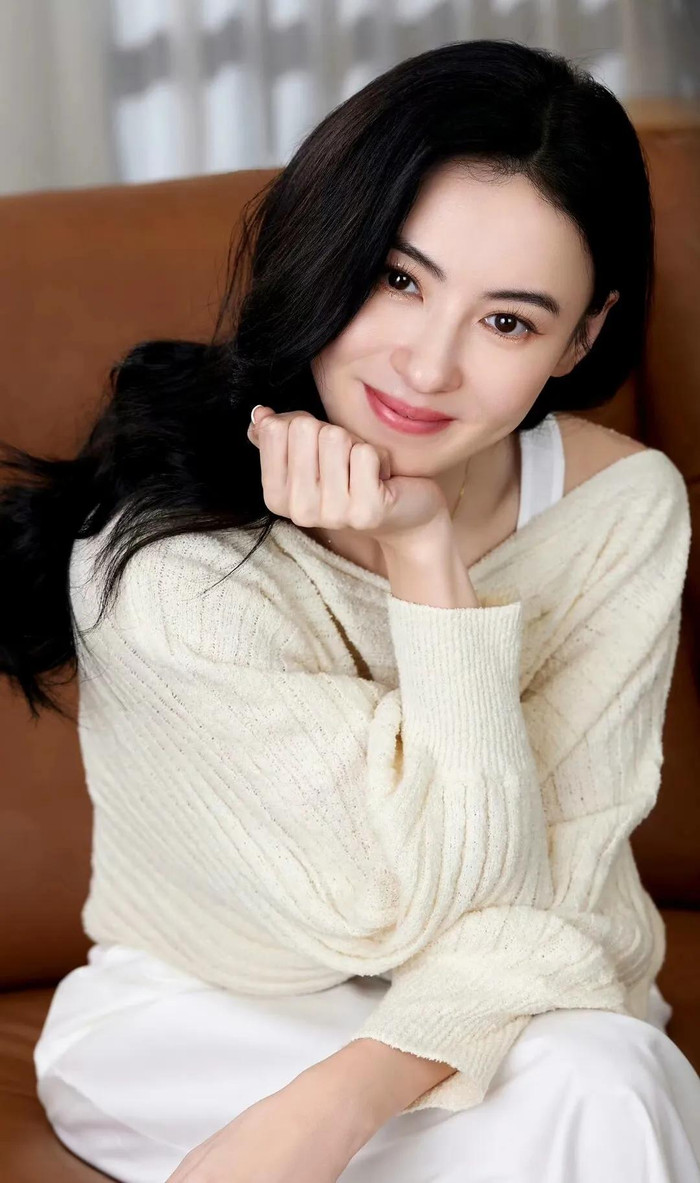Trương Bá Chi được bố của Tạ Đình Phong khẳng định là con dâu duy nhất của nhà họ Tạ. (Ảnh Sina)